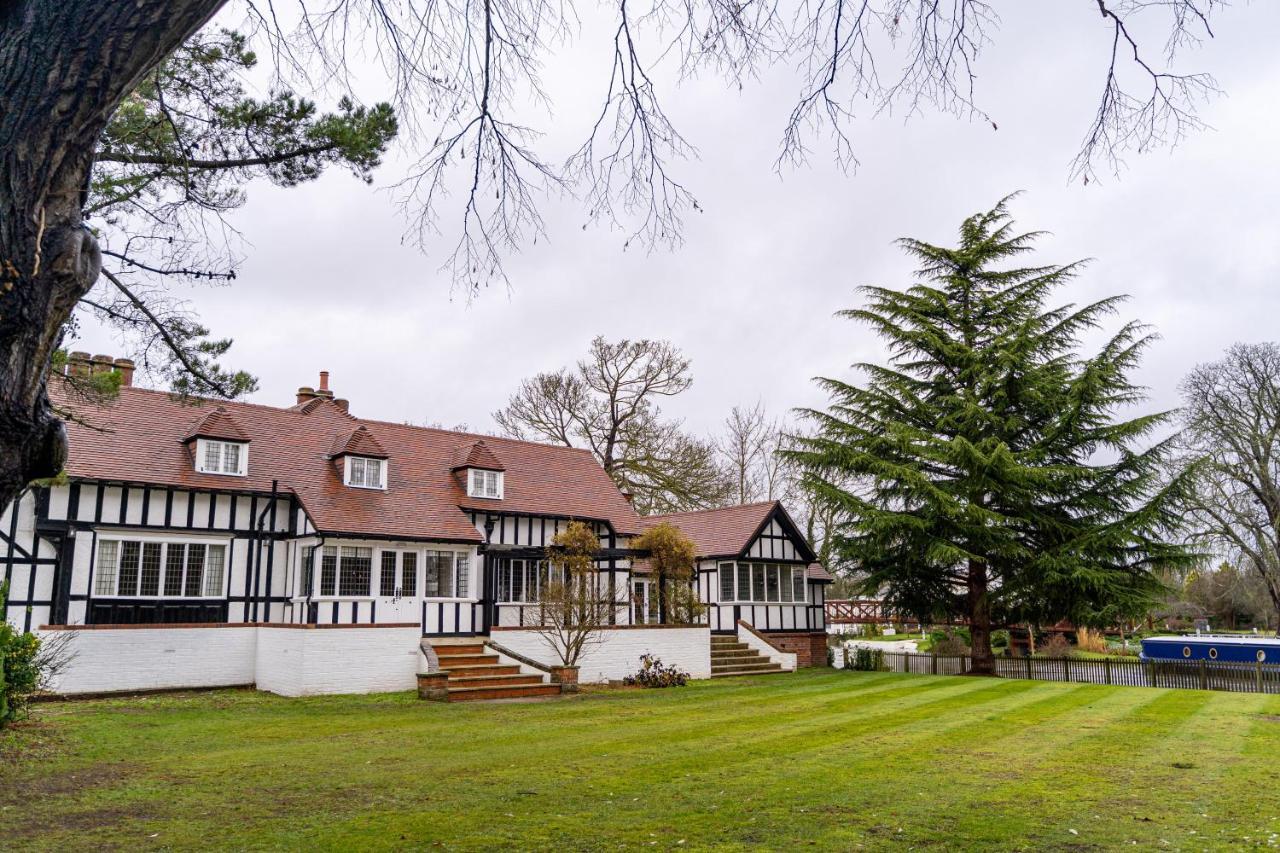 Hotel Monkey Island Estate Bray Exterior foto The German colony in the town of Oberkirch