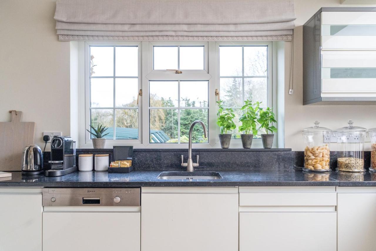 Hotel Monkey Island Estate Bray Exterior foto A kitchen with a sink