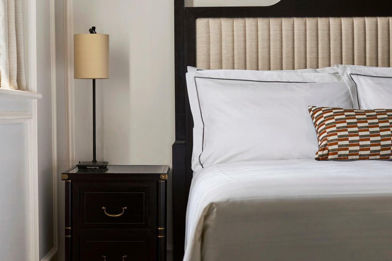 Hotel Monkey Island Estate Bray Exterior foto A nightstand