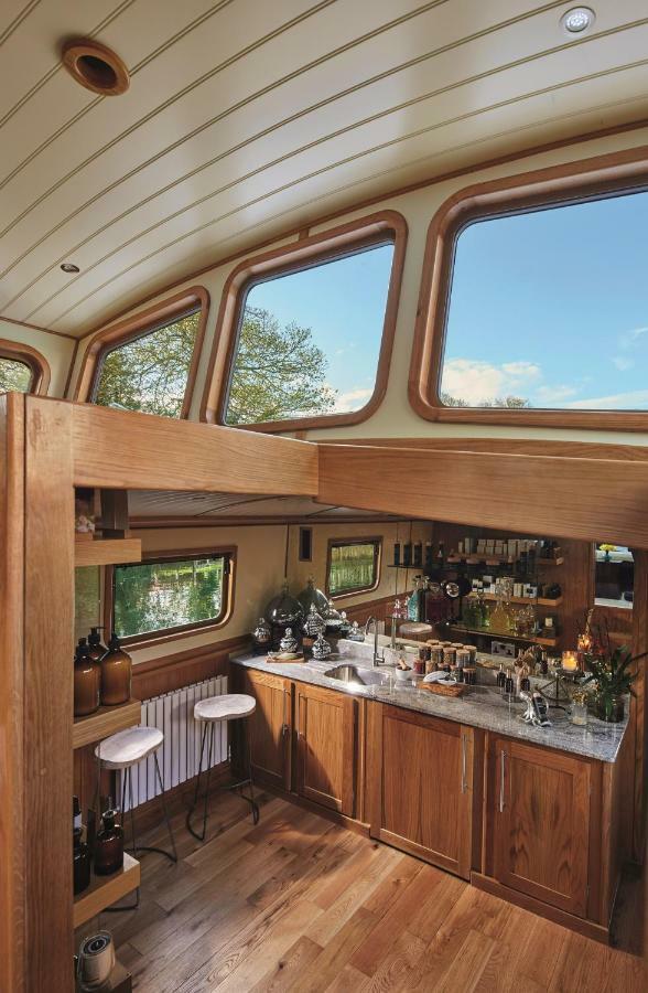 Hotel Monkey Island Estate Bray Exterior foto The interior of a narrowboat