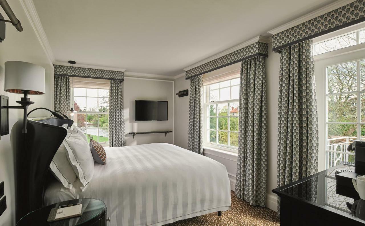 Hotel Monkey Island Estate Bray Exterior foto A bedroom at the Inn