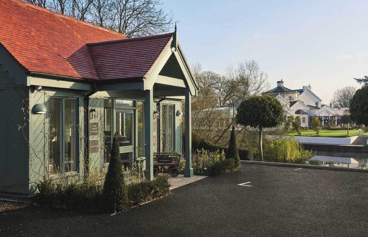 Hotel Monkey Island Estate Bray Exterior foto The former station building