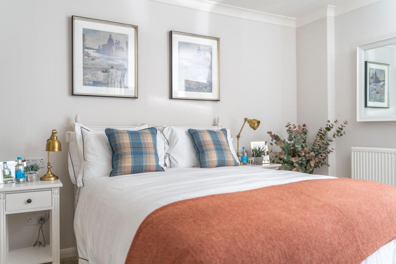 Hotel Monkey Island Estate Bray Exterior foto A bedroom at The Swan